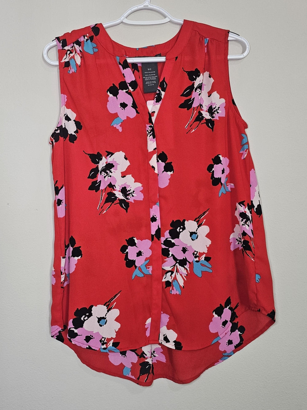 Chelsea & Theodore Sleeveless Floral V-Neck Blouse